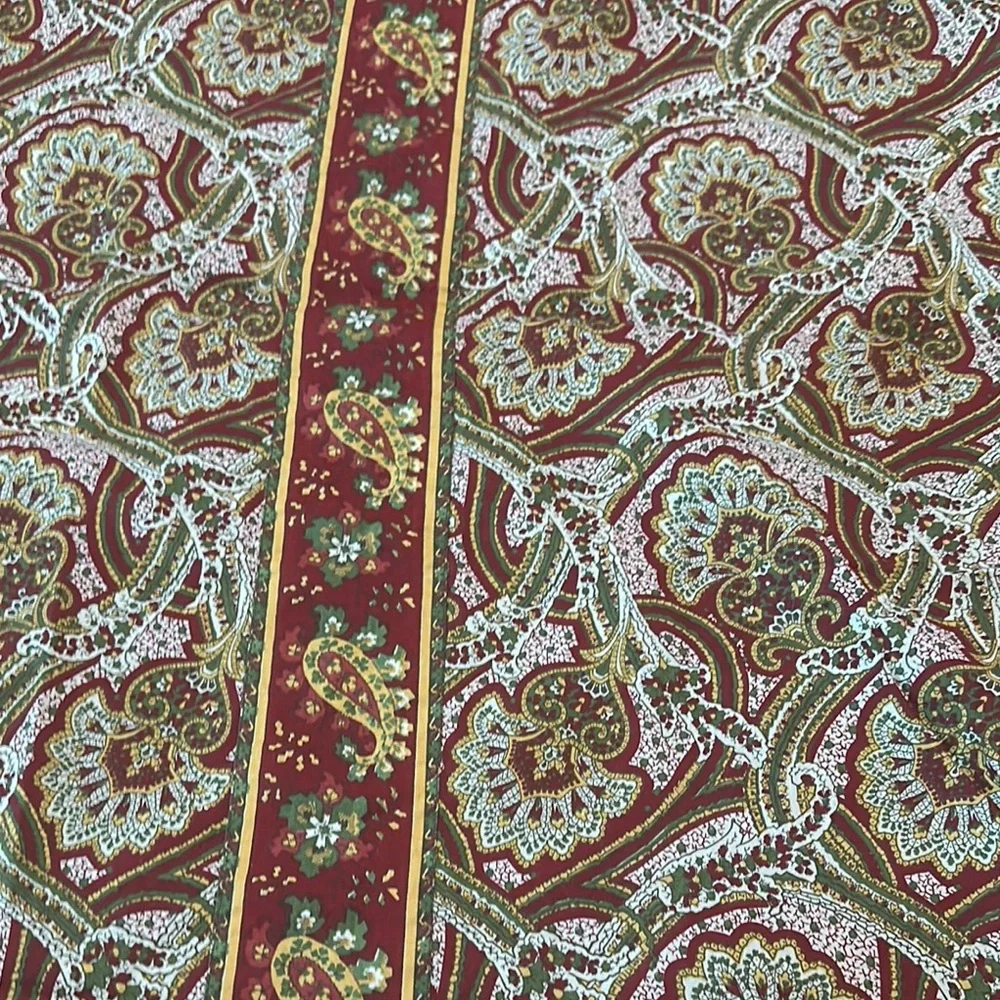 Williams Sonoma 100% cotton beautiful Elegant Paisley Patterned tablecloth